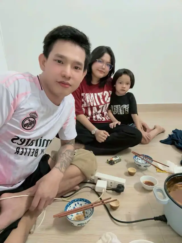 Gia đình nhỏ con chào ông bà cô chú.. con chúc ông bà cô chú buổi tối vui vẻ ạ..  P/s: ép dữ lắm mới đc mới đc tấm hình với nhỏ em gái hjhj #xuhuong #cumatri1996 