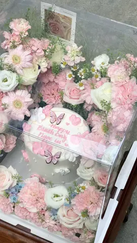 🎂🌷 Một chút ngọt ngào từ chiếc bánh, một chút lãng mạn từ bó hoa – món quà hoàn hảo cho những dịp đặc biệt. 🤍 📍 47/98 Đình Đông, Hải Phòng 📞 0859657258 #hoatuoihaiphong #quasinhnhat #quatang #quakiniem #setbanhhoa 