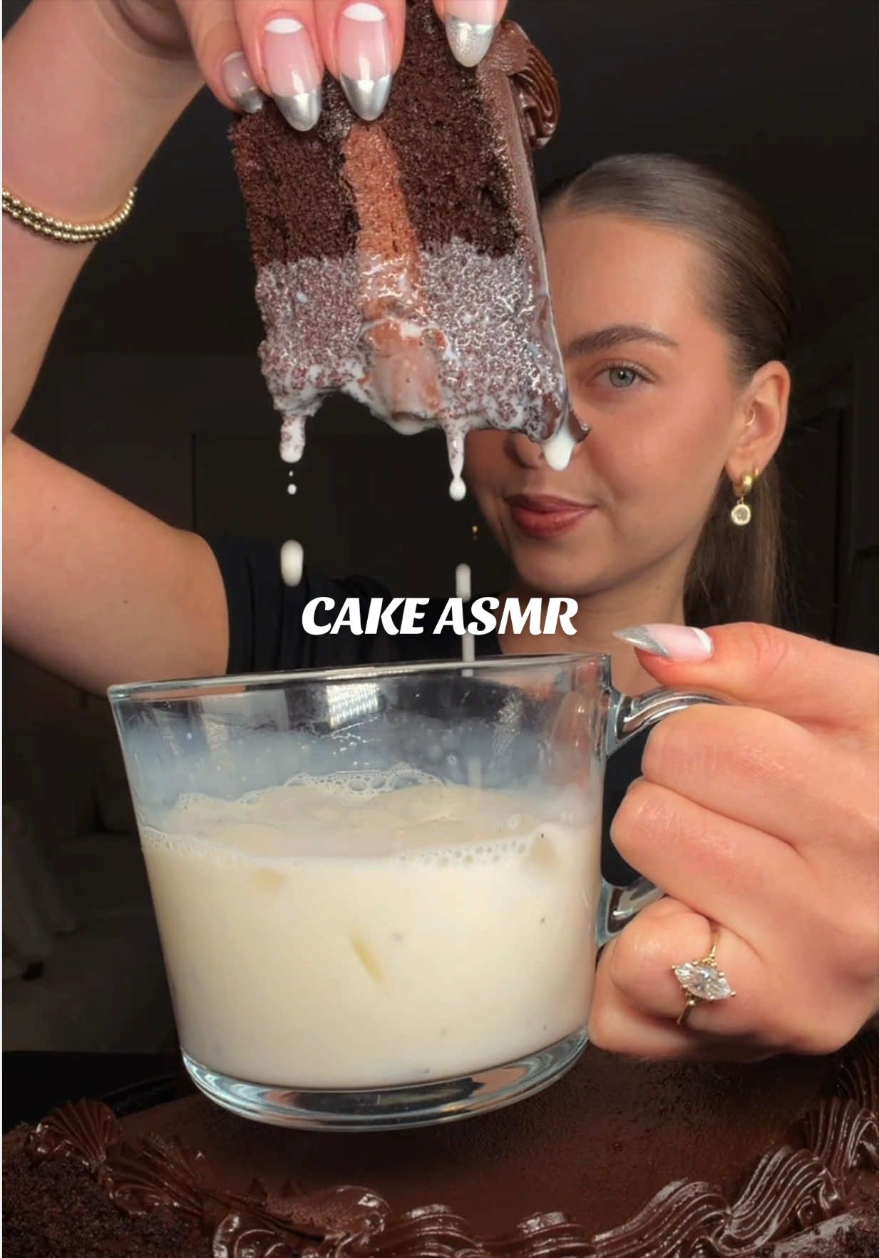 DO YOU PREFER YOUR CAKE WITH MILK OR ICE CREAM?! I CHOOSE MILK EVERY TIME 🤭🍰 #foodasmr #eating #cake #dessert #sweettooth 