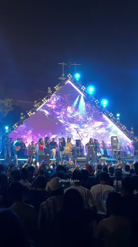 Bilal saeed With girl pal pal jeena live at misunderstood fest lahore 🔥🖤 #bilalsaeed #bilalsaeedmusic #foryou #viral #concert 