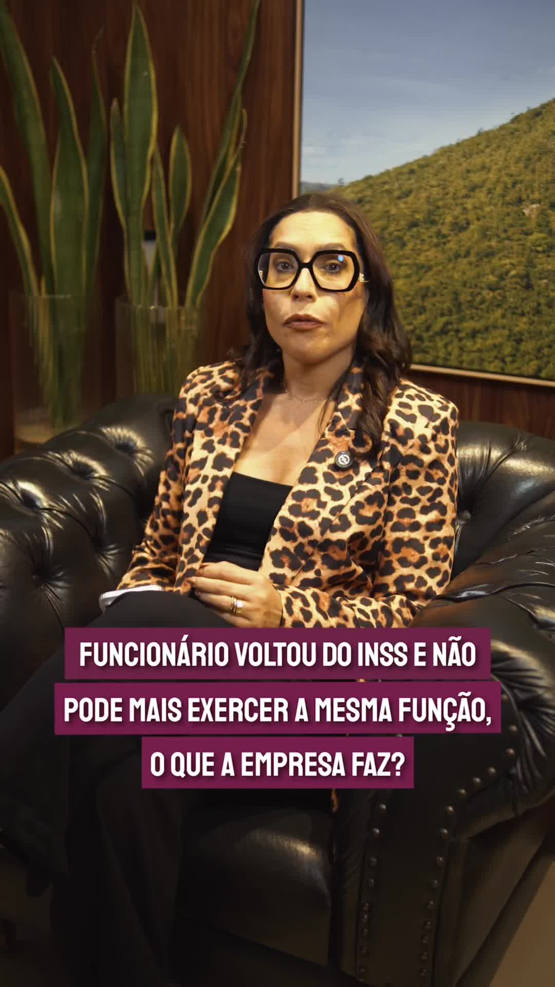 Funcionário voltou da licença médica, mas não consegue mais exercer a mesma função de antes. E agora? Esse é um dos cenários que mais gera passivo trabalhista quando a empresa não sabe como agir. Primeiro: se o INSS deu alta ou o exame de retorno considerou o trabalhador apto, a empresa não pode simplesmente impedir o retorno. Isso pode caracterizar o chamado limbo previdenciário, situação em que a empresa acaba sendo responsabilizada pelo pagamento dos salários. Segundo: se houver restrições médicas, a empresa deve avaliar a possibilidade de readaptação em atividade compatível com as novas condições do trabalhador. Terceiro: a readaptação não autoriza redução salarial. Alterar a função não significa reduzir a remuneração do empregado. E atenção: se o afastamento decorreu de acidente ou doença ocupacional reconhecida, ainda pode existir estabilidade provisória de 12 meses após o retorno. O maior erro é ignorar as restrições médicas ou simplesmente deixar o trabalhador sem função definida. Além de gerar condenações trabalhistas, isso pode levar até mesmo ao reconhecimento de falta grave da empresa. Antes de tomar qualquer decisão, avalie os documentos médicos, o ASO de retorno ao trabalho e busque orientação jurídica especializada. Porque é melhor saber por mim do que pelo juiz. #AprendaNoTikTok