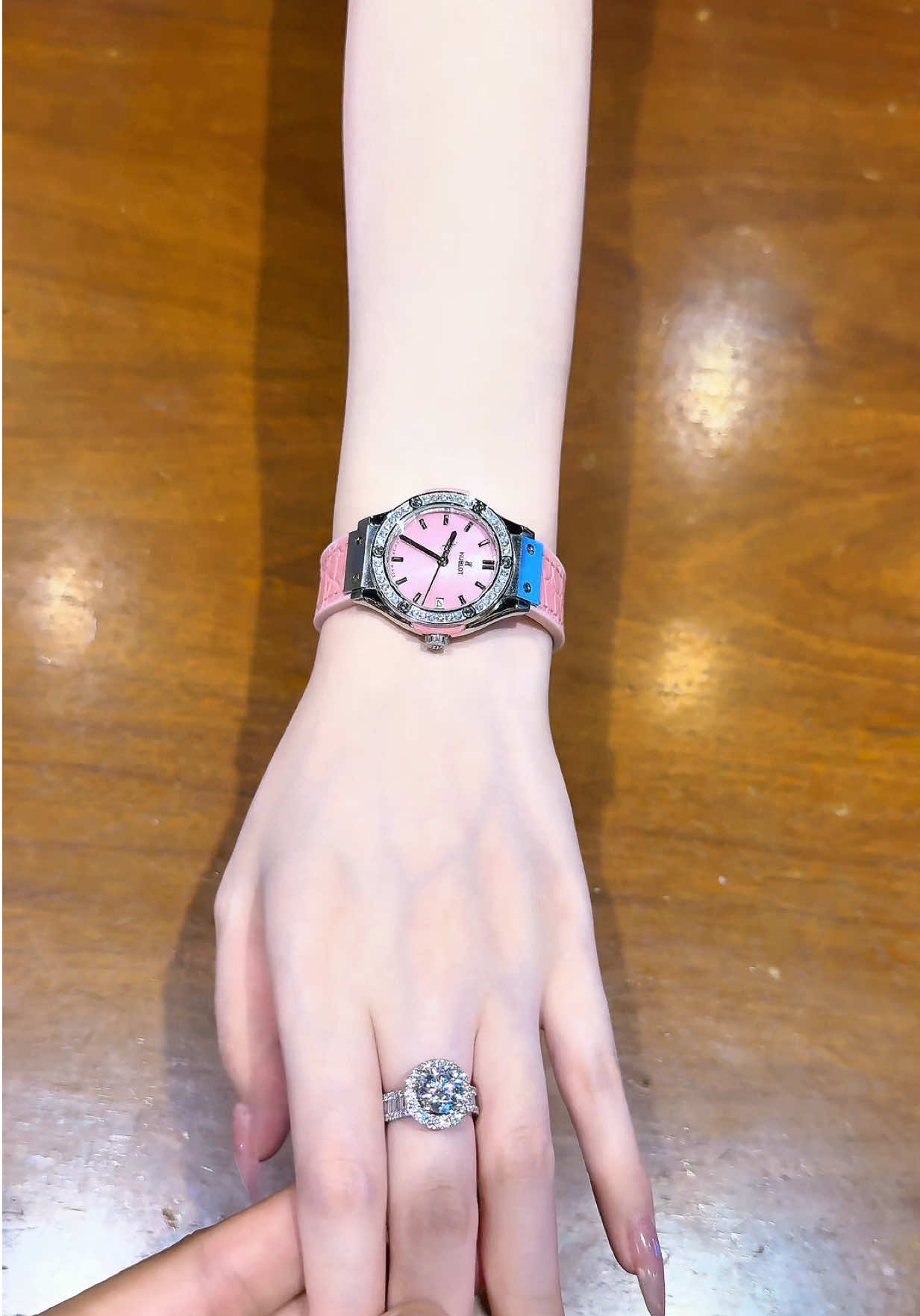 Màu nhẹ nhàng xinh quá ạ💗💗💗#xuhuong2026 #donghodeotay #donghodep #watch #donghonu 