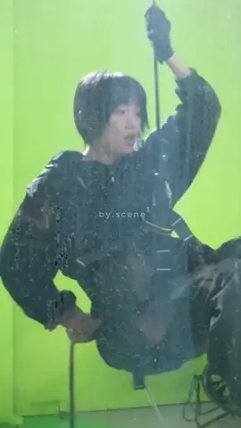 behind the scene nerobos jendela, kak kijoo gelantungan di wire dengan senyum manisnya 🤭🔥 #teachyoualesson #jinkijoo #kdrama #netflix #fyp im hanrim bts cr youtube netflix korea