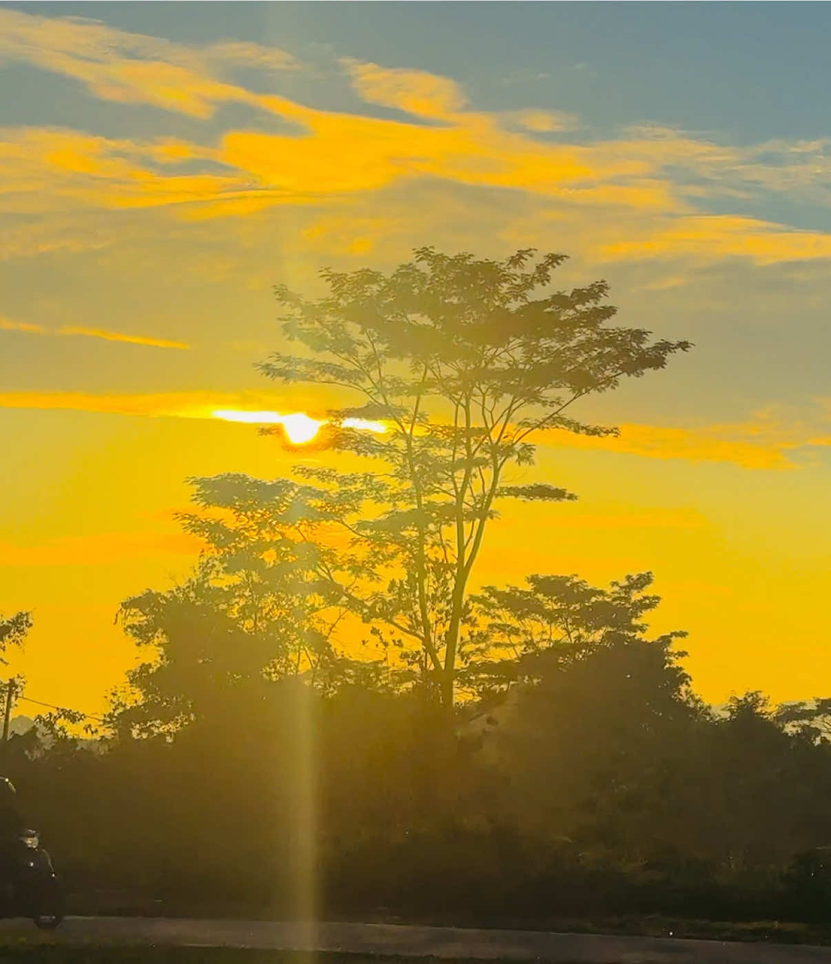 কাছের মানুষগুলোও একদিন দূরের আকাশ হয়ে যায়─༅༎ 🥲💔 #nature #viralvideo #fyp #viral #tiktok @TikTok @tiktok creators @TikTok Bangladesh 