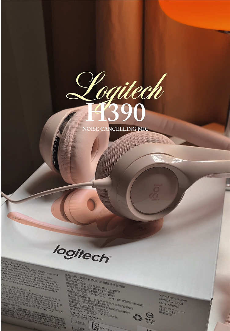 My current fav noise cancelling mic! So pretty and so worthy! My wfh bestie! 🎀✨ @playbookstore  #logitechh390 #logitech #playbookstore #noisecancellingheadphones #wfh 