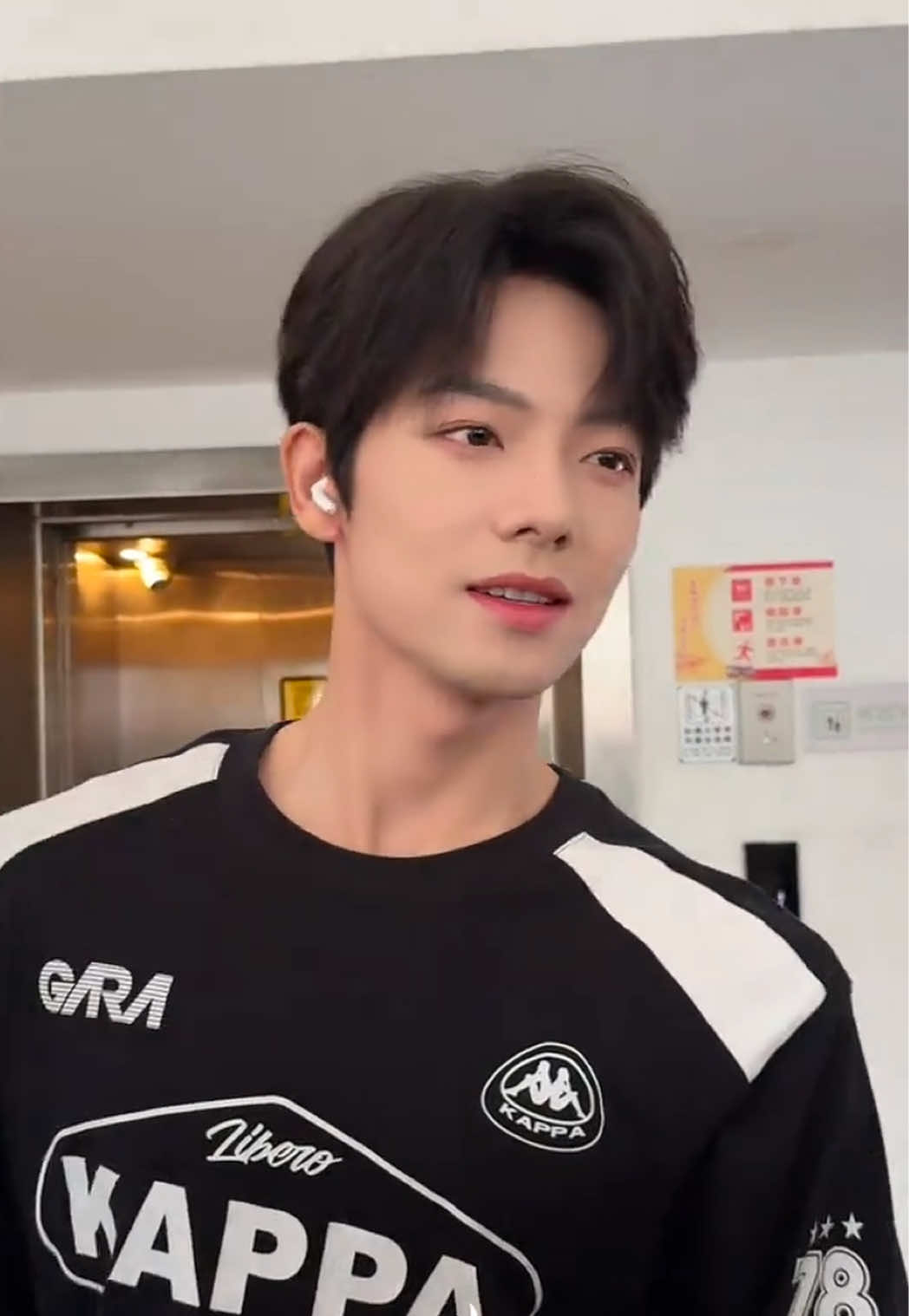 [🦊 | 13.6.2026 | Thiên diện tặc vương] 1 người đi làm 1 người nghỉ ngơi 😆  Thật sự mong đến 22.6 để thấy “dắt nhau đi làm”. Lịch trình tháng tới manifest sẽ trùng nhau 😌  #zenghuihanyutong #tanghuyhanvudong #曾辉韩雨彤 #cdrama #短剧 