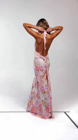 POV: Your summer date night just got a glow-up 🌸 Backless halter dress with ruffled waist? YES. #SummerDress #CocktailDress #TikTokFashion #OOTD #FloralPrint