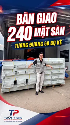 🚚 Tiếp tục bàn giao 240 mặt sàn 40x150 (2 xương cứng) cho khách hàng. Tương ứng với 60 bộ kệ đang chuẩn bị được lắp đặt và đưa vào vận hành. 📦 Mỗi lô hàng xuất xưởng không chỉ là những tấm mặt sàn hay bộ kệ thép. Mà còn là sự tin tưởng mà khách hàng dành cho Tuấn Phong. ✔ Sản xuất theo yêu cầu ✔ Sơn tĩnh điện hoàn thiện ✔ Kiểm tra trước khi xuất xưởng ✔ Giao hàng đúng tiến độ Làm thật mỗi ngày để tạo nên những hệ thống lưu trữ bền vững cho doanh nghiệp Việt. 💪 #GiaKeTuanPhong #KeTrungTai #SetupKho #KhoHangThongMinh #NhatKyXuong