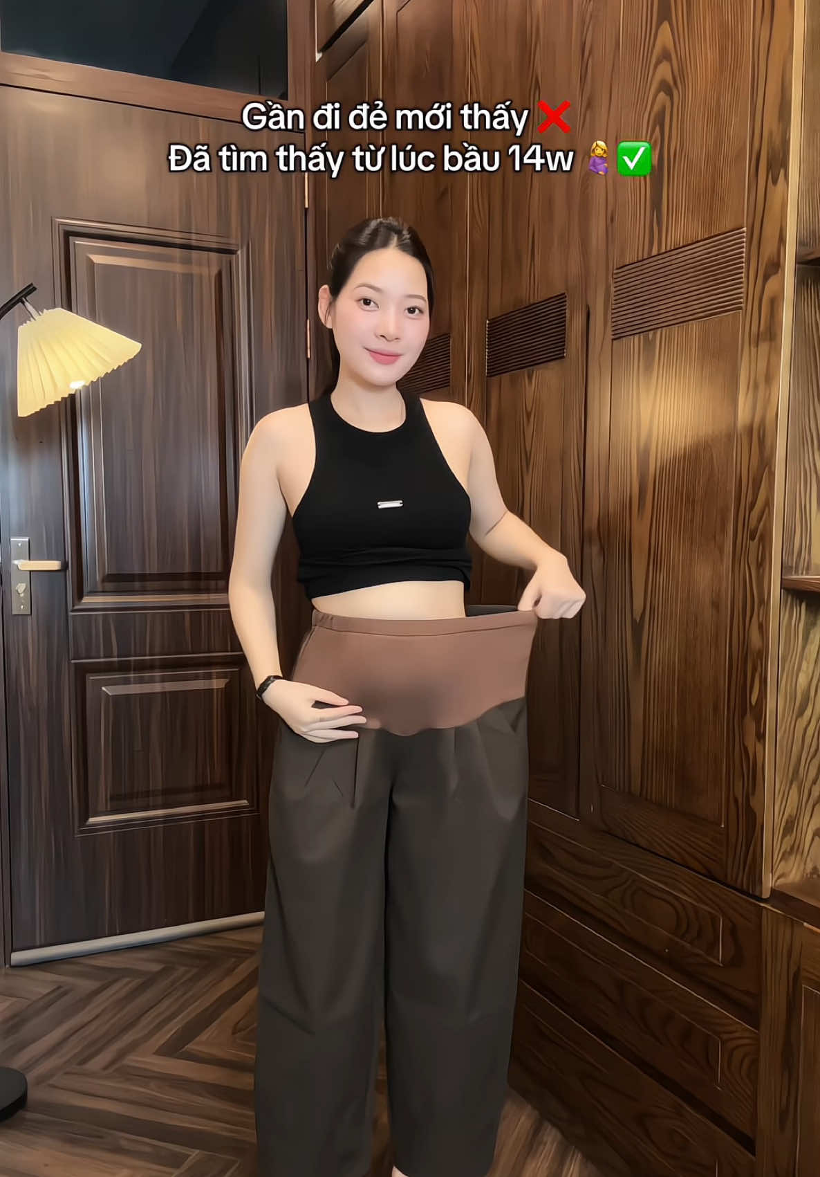 Cái chất nó mềm mà form mặc đẹp nhìn năng động lại vừa che được khuyết điểm chân luôn 🥰 #lammecungthuy #thoitrangbau #quanbau #quanbauthoitrang #quanbaumuahe 