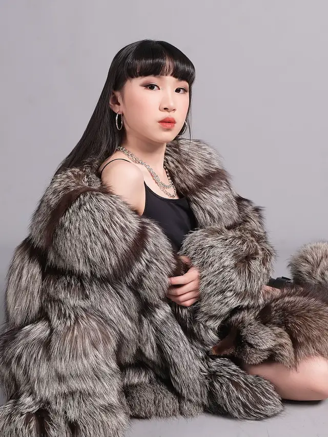 Silver fox badassss 🔥#sagafoxfur #furwinter #luxuryfur #jaketwinter #sagafox 