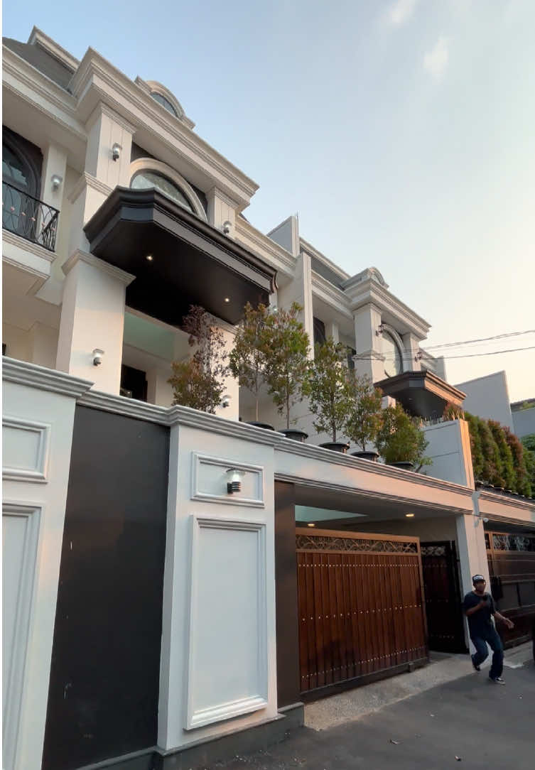 rumah di cilandak ini memiliki luas tanah dengan luas hampir 300 meter persegi, berada di sebrang cilandak town square dekat dengan jl tb simatupang dan fatmawati, yg menariknya rumah ini sudah di lengkapi dengan private pool dan private lift, langsung aja let's go! more info : 0851 4208 7733 (Desman) #rumahluxury #rumahjakartaselatan #rumahmewah #rumahbaru #fyppppppppppppppppppppppp 