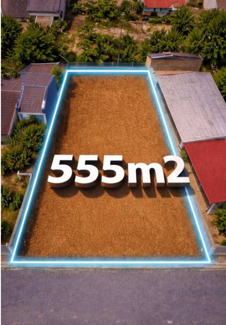 Um terreno de 555 m², uma arquitetura marcante e um resultado surpreendente. ✨ O projeto apostou em linhas contemporâneas, pé-direito duplo e grandes aberturas em vidro, valorizando a iluminação natural e a imponência da residência.  A área externa acompanha a proposta de alto padrão, com uma piscina de destaque e painéis de energia solar que unem conforto, sofisticação e eficiência.  O resultado é uma casa moderna, elegante e planejada para aproveitar todo o potencial do terreno. #construcao #reforma #casa #obra #arquitetura