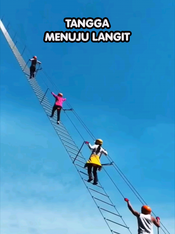 Ini dia Sky Ladder, tangga ekstrem yang ada di Gunung Qixing, Zhangjiajie, China. Tangga ekstrem ini menempel di tebing curam yang hampir tegak lurus — nyaris 90 derajat dengan ketinggian lebih dari 1.400 meter di atas permukaan laut. Panjangnya sekitar 168 meter dan memiliki 278 anak tangga yang harus didaki satu per satu! Bukan buat yang lemah jantung ya, sobat. #nusagram #SkyLadder #Zhangjiajie #China #GunungQixing 
