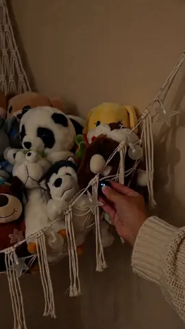 ¡Mira estos peluches! Voy a mostrarles otra forma increíble de usar esta * * hamaca de peluche * *.  Sé que muchos de ustedes tienen muchos peluches en casa.  ¡Esto es perfecto! ¡Toca el * * carrito naranja * * para conseguir el tuyo ahora! #decor #homedecorideas #nurserydecor #homegoodsfinds #affordablehomedecor #housedecor #homeaccessories #pinkalamodehaul #backyardessentials #hometextile
