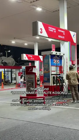 lagi ngantri bensin nangis karena kepikiran kok pemerintah jahat banget ya?