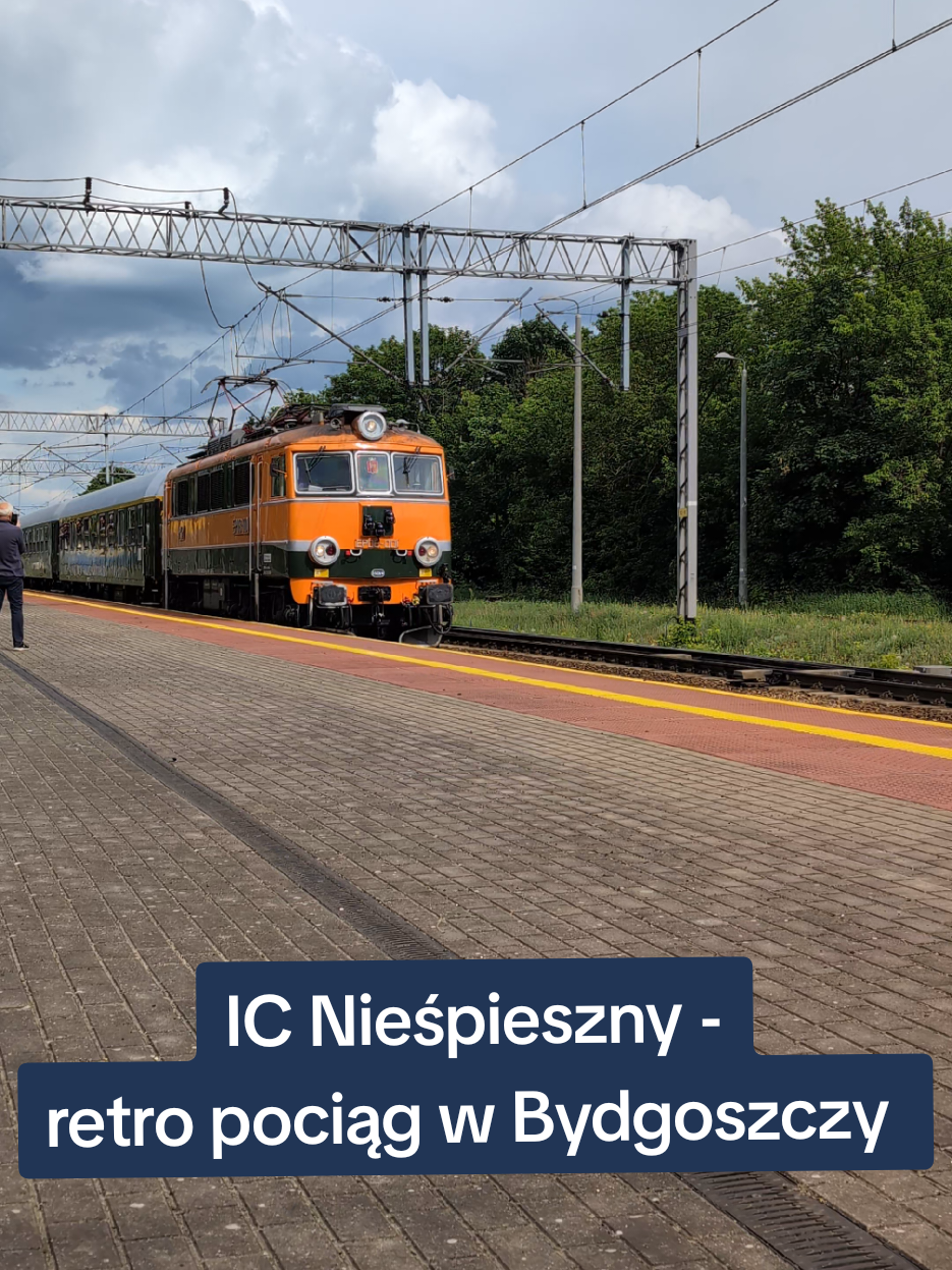 🚂 Do Bydgoszczy punktualnie zawitał pociąg @PKP Intercity Nieśpieszny - skład złożony z wagonów stylizowanych na te kursujące po Polsce w latach 80. z oryginalnym wyposażeniem, który prowadzi lokomotywa w historycznych barwach. 🛤️ Pociąg ICN Mazur po południu przyjechał na stację Bydgoszcz Wschód i ruszył w dalszą podróż do Malborka. 🔴 Kolejna okazja do zobaczenia tudzież przejażdżki retropociągiem nastąpi w sierpniu: PKP Intercity uruchomi wówczas następujące połączenia: ℹ️ 7 sierpnia: Warszawa Wschodnia - Bydgoszcz Główna przez Ciechocinek (przyjazd do BYDGOSZCZY 15:43) ℹ️ 8 sierpnia: Bydgoszcz Główna - Tczew (odjazd 11:33) i Tczew - Bydgoszcz Główna przez Chełmżę (przyjazd 20:53) ℹ️ 9 sierpnia: Bydgoszcz Główna - Warszawa Wschodnia przez Ciechocinek (odjazd 10:00) #bydgoszcz #pociąg #nieśpieszny 