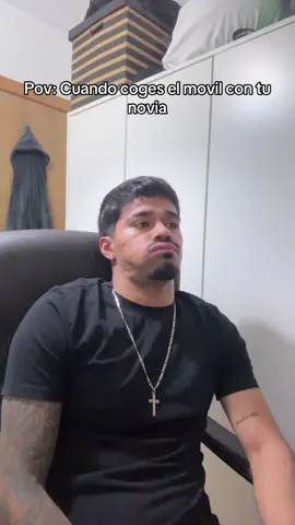 Cuando coges el movil con tu novia😭😭 JAJAJAJA #fyp #parati #humor #juan_gzg 
