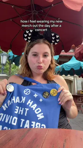 i feel famous  #thegreatdividetour #noahkahan #disneyworld #magickingdom #lastofthebugs 