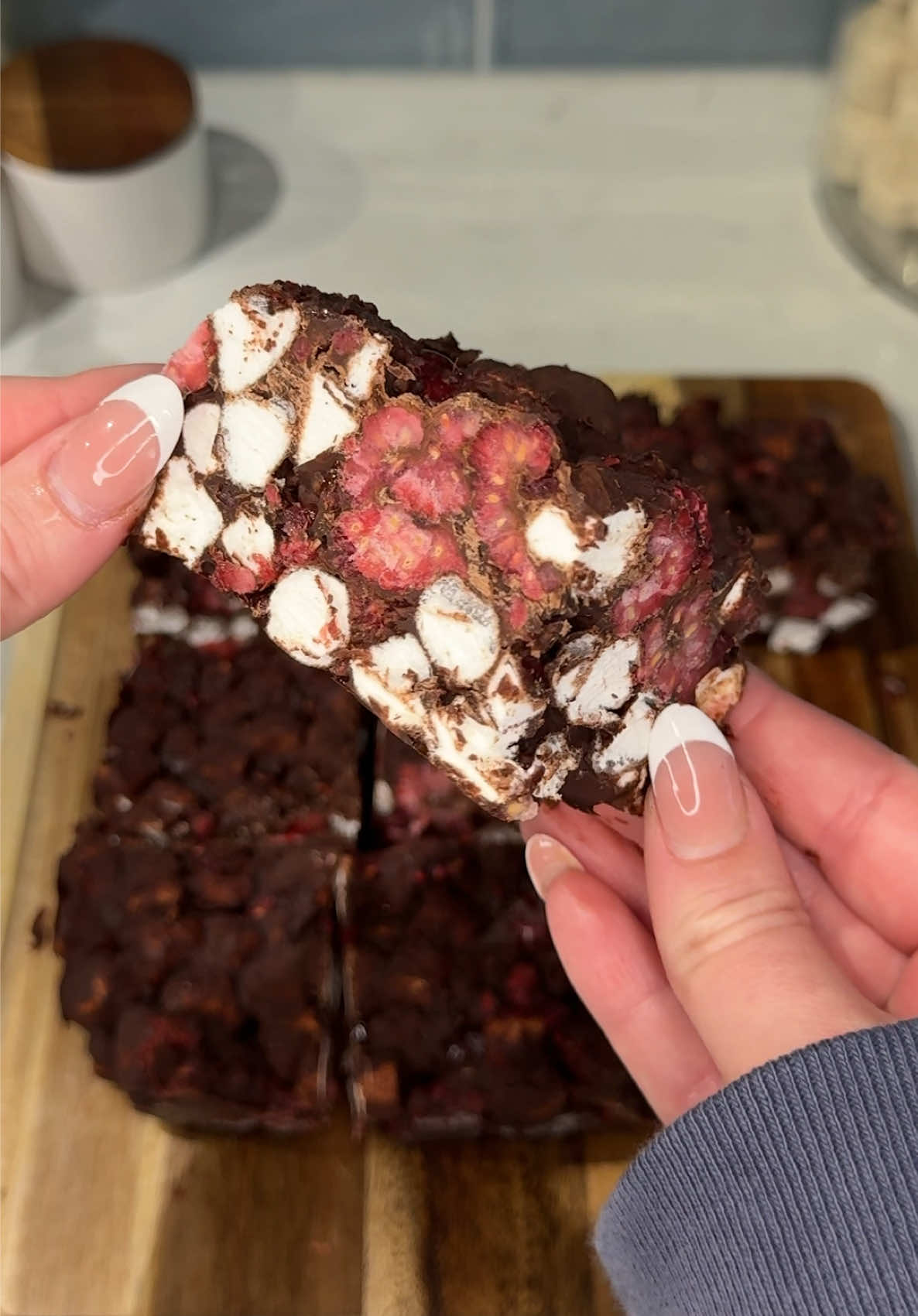 these viral dark chocolate raspberry bars are so easy and so yummy 🍫😋 Ingredients: 1 bag dark chocolate chips 2 cups mini marshmallows 6 oz fresh raspberries Instructions: In a large mixing bowl, combine raspberries and marshmallows. In a small microwave-safe bowl, microwave chocolate chips for 30-second increments, stirring each time until melted with a glossy consistency. Allow to cool slightly and pour over raspberries and marshmallows. Mix well. Transfer mixture to parchment-lined square baking pan and allow to set in freezer for 30-60 minutes until firm. Slice into bars and enjoy! 😋 #marshmallows #dessert #Recipe #chocolate ##creatorsearchinsights