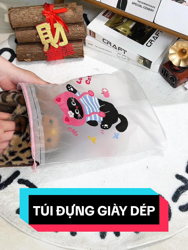 Chiếc túi dây rút này rất lý tưởng để cất giữ những đôi giày bạn không còn dùng nữa trong mùa trái vụ. Nó giúp giữ cho giày luôn sạch sẽ, chống bụi và chống ẩm. Bạn cũng có thể dùng nó để đựng quần áo khi đi du lịch!