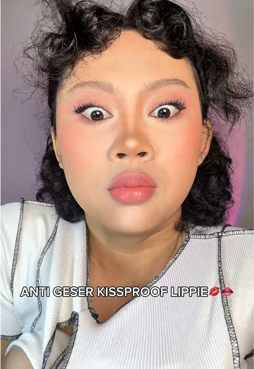 Liat deh lippies seger tahan lama kissproof transferproof dan tetep nyaman waktu dipake, gaperlu sering-sering touch up lagi deh no ribet ribet