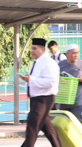 Daripada ramai-ramai pelajar yang daftar hari ini, dia seorang yang datang dengan baju yang dah siap gosok dan tergantung elok. 😂 Nampaknya family dia dah tahu… Dalam minggu ini anak dia mungkin tak sempat nak gosok baju sendiri. 😆❤️ P/s Tahukah anda semua pelajar diploma di UPNM adalah pelajar awam dan syarat kemasukan mereka sama seperti universiti lain? 👀  #UPNM #FYP #diploma #mahasiswa #MPJD 
