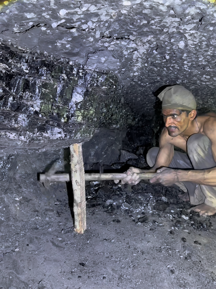 Underground black diamond Mining ⛏️🇺🇸#diamondmining #blackgoldmining #gemstonesmining #coalmining #unitedstateofamerica 