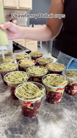 Dubai chocolate #dubaichocolate #strawberrydubai #EasyRecipe #recipesoftiktok 