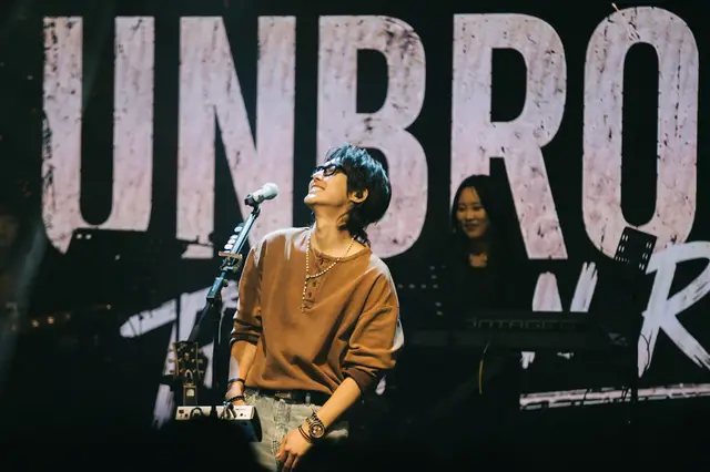 오늘은 제미니 밴드도, 관객 여러분도, 스태프분들도 모두 함께 공연장을 뜨겁게 달궜습니다! 역대급 분위기 속에서 공연을 하다 보니 2시간 30분이 어떻게 지나갔는지 모를 정도였네요. 걱정했던 것과는 달리 목 상태도 좋아서 목소리가 잘 나와줬고, 여러모로 정말 행복한 하루였습니다. 함께해 주신 모든 분들께 진심으로 감사드립니다. 주말 마무리 잘하시고, 월요일은 어김없이 찾아오겠지만 우리 또 함께 힘내서 이겨내 봐요! 오늘의 게스트 규종이한테도 love like this 너무 좋았다고 감사의 인사 전합니다.  #김현중 #KIMHYUNJOONG #キムヒョンジュン #金賢重 #HENECIA