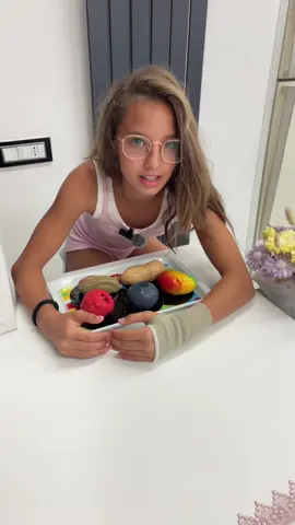 Stasera mangiamo la frutta realistica @nadircafe_ 