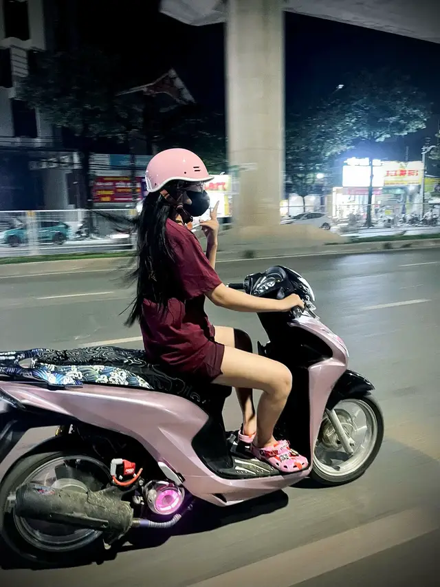 Lên xe em chở đi nè