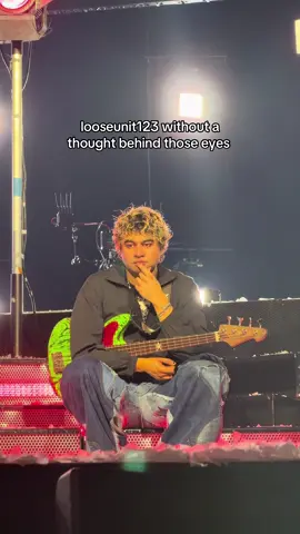 @Calum Hood - can u pls let me know what was going on up there #5secondsofsummer #5sos #calumhood @Ashton irwin @5 Seconds of Summer 