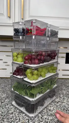 Mi refri nunca había estado tan organizado. ✨ Este set trae 14 contenedores en diferentes tamaños y cada uno tiene bandeja de drenaje para ayudar a mantener frutas y verduras separadas del exceso de agua. Todo se ve más ordenado y es mucho más fácil encontrar lo que buscas. organizador de refri contenedores para frutas contenedores para verduras fridge organizer refrigerator storage organización de cocina kitchen organization bandeja de drenaje contenedores transparentes almacenamiento de alimentos refri organizado organizador de alimentos #FridgeOrganization #FridgeRestock #KitchenOrganization #DealsForYouDays #DFYD 