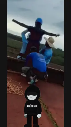 Título: 🚨 Empresária relata falhas em rope jump antes de tragédia: “Vi funcionários remendando corda com silver tape” Resumo: Uma empresária afirmou ter presenciado possíveis falhas de segurança durante uma atividade de rope jump realizada pela mesma empresa envolvida na morte de um jovem de 21 anos em Limeira (SP). Segundo ela, um dia antes do acidente, funcionários estariam remendando uma corda com silver tape, situação que considerou preocupante. A mulher disse ter ficado em choque ao saber da tragédia e relatou outras condições que julgou inseguras durante a experiência. As circunstâncias do acidente seguem sob investigação. ⚠️🪢 #limeira  #RopeJump #Acidente #viral  #SãoPaulo 