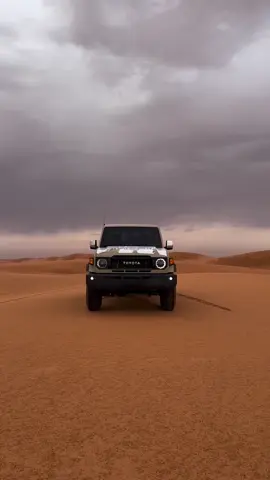 يمكنك أن تقول بالعربية: تويوتا شاص 2026 (لاندكروزر 70) 	•	نظام دفع رباعي 4×4. 	•	محرك V6 سعة 4.0 لتر. 	•	قوة تصل إلى حوالي 228–271 حصاناً حسب الفئة. 	•	هيكل قوي جداً مناسب للصحراء والطرق الوعرة. 	•	خزان وقود كبير بسعة 130 لتراً تقريباً. 	•	مزود بنظام ABS ووسائد هوائية للسلامة. 	•	بعض الفئات تأتي بشاشة تدعم Apple CarPlay وAndroid Auto. 	•	مشهور بالتحمل والاعتمادية العالية. 	•	السعر يتراوح بين 153,000 و180,000 ريال سعودي تقريباً، وقد يزيد في الفئات الكاملة التجهيز. الشاص 2026 من أقوى سيارات الدفع الرباعي، ومناسب للبر والرحلات والأعمال الشا#viewsproblem😭 @شاص @مــــــــصّـمًمً آحـ❤ــمـ❤ـد 
