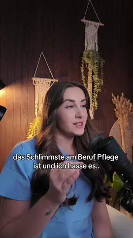 Das Schlimmste an der Pflege? Du hörst irgendwann auf, für dich zu funktionieren – und funktionierst nur noch für andere. Du gibst jeden Tag alles für deine Patienten, arbeitest Schichten, Wochenenden und Feiertage. Am Ende des Monats sollst du dann noch dankbar sein für ein Gehalt, das der Verantwortung und Belastung kaum gerecht wird. Ja, ich bin dankbar, arbeiten zu können. Aber ich bin nicht dankbar dafür, dass die Bedingungen in der Pflege immer schlechter werden. Deshalb baue ich mir nebenberuflich etwas auf. Nicht weil ich meinen Beruf hasse, sondern weil ich mich selbst nicht verlieren möchte. 👇 Kommentiere INFO, wenn du wissen willst, was ich nebenbei mache. ❤️ Folg mir für mehr Pflege Real Talk & Darmgesundheit auf @esra.clky #pflege #krankenschwester #pflegerealität #pflegenotstand #darmgesundheit