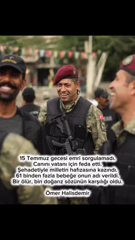 Ömer Halisdemir Kimdir ⤵️ Ömer Halisdemir, Türk Silahlı Kuvvetleri bünyesinde görev yapan Astsubay Kıdemli Başçavuş olup, 15 Temmuz 2016 darbe girişimi sırasında gösterdiği kahramanlıkla Türk tarihine adını yazdırmıştır. Gösterdiği fedakârlık nedeniyle Türkiye’nin en önemli şehitlerinden biri olarak kabul edilmektedir. 1974 yılında Niğde’nin Bor ilçesine bağlı Çukurkuyu beldesinde doğdu. Askerlik mesleğini seçerek Türk Silahlı Kuvvetleri’ne katıldı. Uzun yıllar boyunca çeşitli birliklerde görev yaptı ve disiplinli kişiliğiyle tanındı. 15 Temmuz 2016 gecesi Özel Kuvvetler Komutanlığı’nda görev yaparken, darbe girişiminin kritik isimlerinden biri olan Tuğgeneral Semih Terzi’nin karargâhı ele geçirmek amacıyla Ankara’ya geldiği bilgisi ulaştı. Komutanı Korgeneral Zekai Aksakallı’nın emri üzerine Semih Terzi’yi etkisiz hâle getirdi. Bu hareket, darbecilerin Özel Kuvvetler Komutanlığı’nı ele geçirmesini engelleyen en kritik gelişmelerden biri olarak kabul edilmektedir. Görevini yerine getirdikten hemen sonra darbeci askerler tarafından vurularak şehit edildi. Ömer Halisdemir’in fedakârlığı, 15 Temmuz gecesinin sembollerinden biri hâline geldi. Adı okullara, parklara ve çeşitli kurumlara verildi. Bugün Ömer Halisdemir, vatanı uğruna canını feda eden ve darbe girişiminin seyrini değiştiren kahraman bir şehit olarak hatırlanmaktadır. Tarihi doğru öğrenmek için sayfayı takip etmeyi unutma. #ömerhalisdemir #15temmuz #şehit #türkiyetarihi #türktarihi