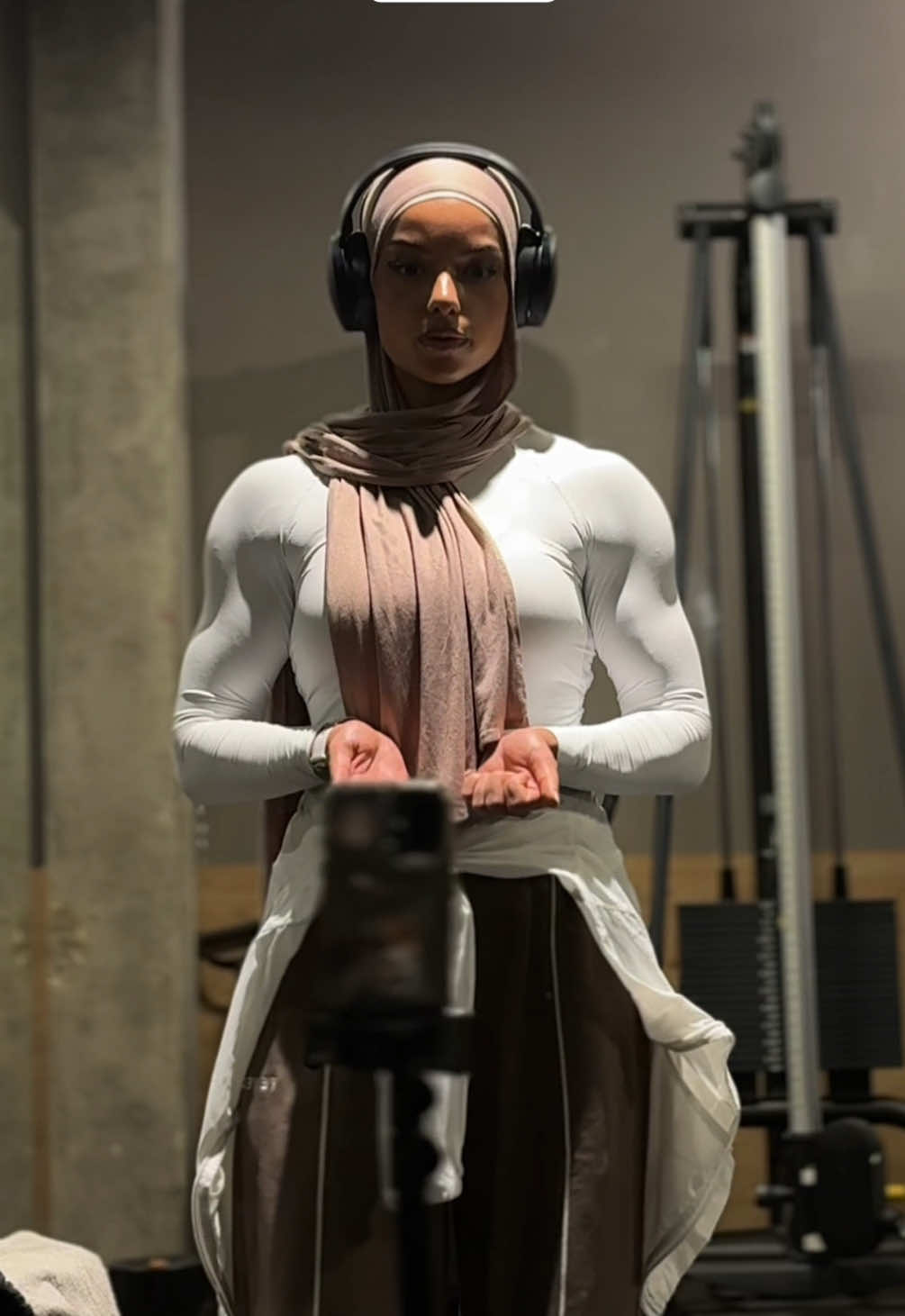 👀 #gymgirl #girlswholift #GymTok #hijabi #upperbodyworkout 