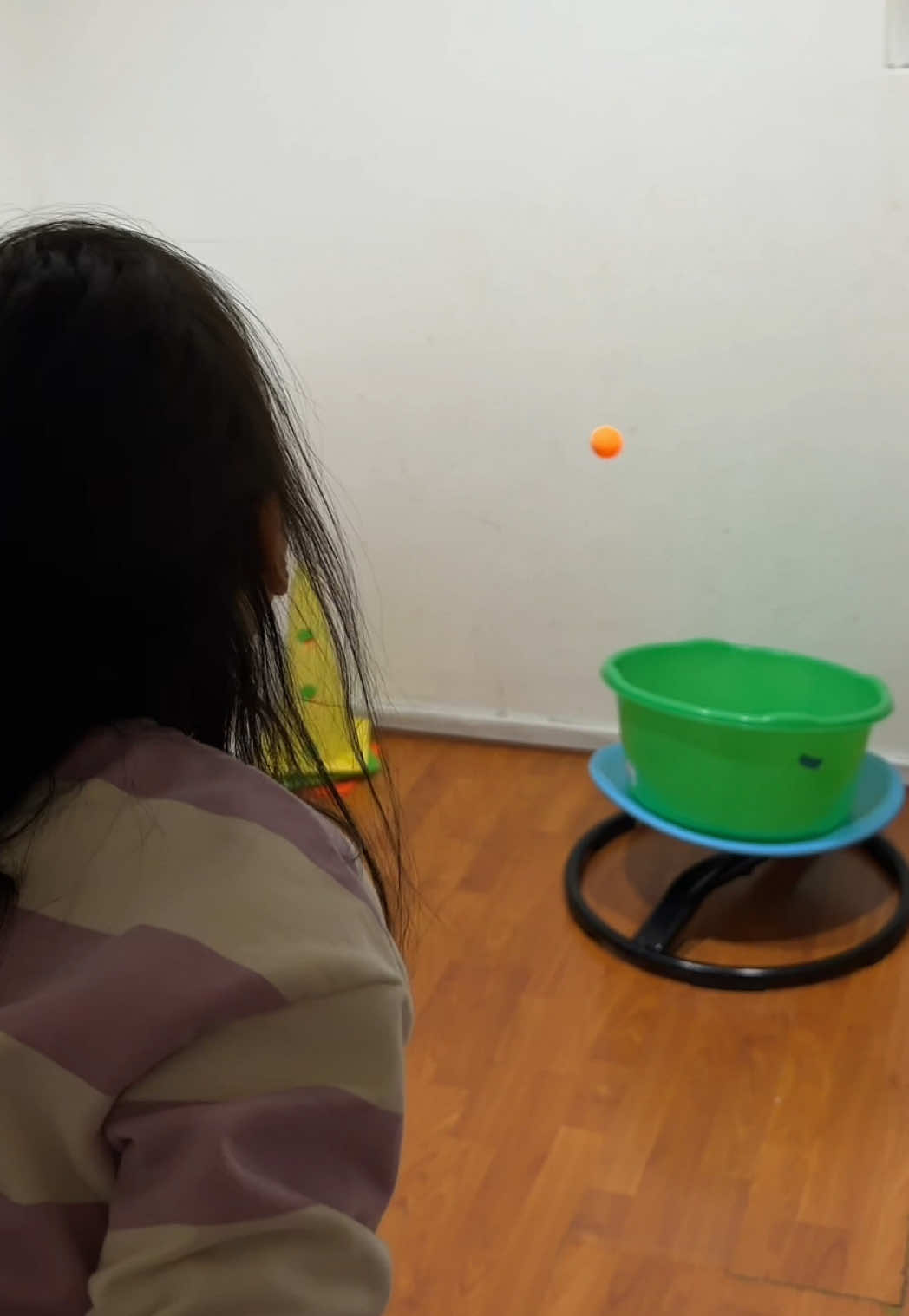 Atención individual 👧🏻 Trabajamos tolerancia a la frustración y respeto de turnos mediante actividad de lanzamiento de pelotas a un recipiente, el cual se encuentre sobre un columpio giratorio, aumentando así el desafío 🧠 #terapiaocupacional #fyp #parati #pediatria #terapeutainfantil 