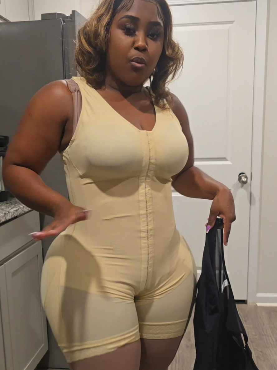 The secret to that instant snatched look is out! ✨ This YIANNA Faja is a literal game changer for the tummy and the curves. Say hello to your new favorite confidence boost. 🍑💃 #yianna #fajascolombianas #shapewear #tummycontrol #snatched  