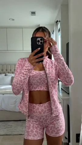 American Retro Leopard Print Fitness Set, Stretch Slimming Workout Clothes, Running Yoga, Two-Piece Sports Wear, Comfortable & Stylish #swimsuitoutfits #workouttops #workoutleggings #swimsuitset #womens2piecesets #womenpjsets #loungewearsets #comfytwopieceset #athleticclothes #activewearsets