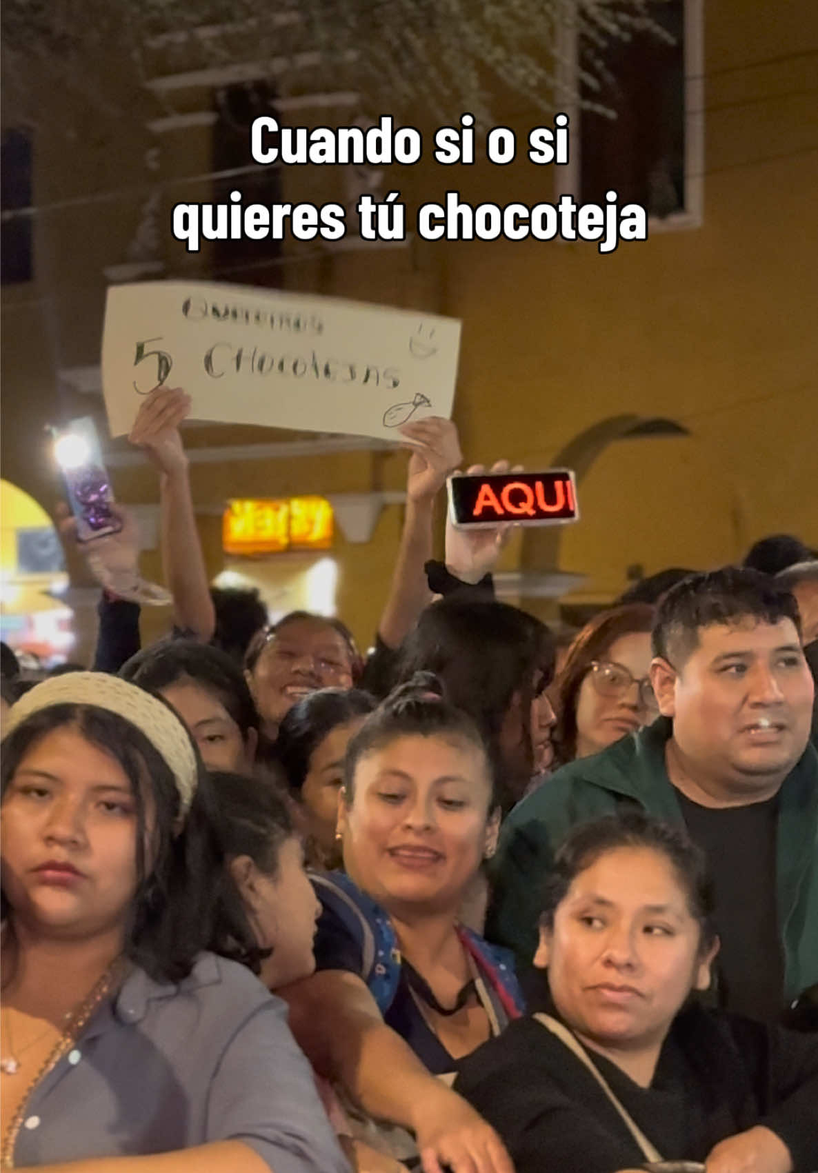 🍫 Una joven asistente llamó la atención durante la preparación de la chocoteja más grande en Ica. Con gran entusiasmo, se sumó a esta celebración que reunió a cientos de personas en la Plaza de Armas. 👏✨ #Ica #Chocoteja #TradiciónPeruana #Viral #TendenciaPerú 