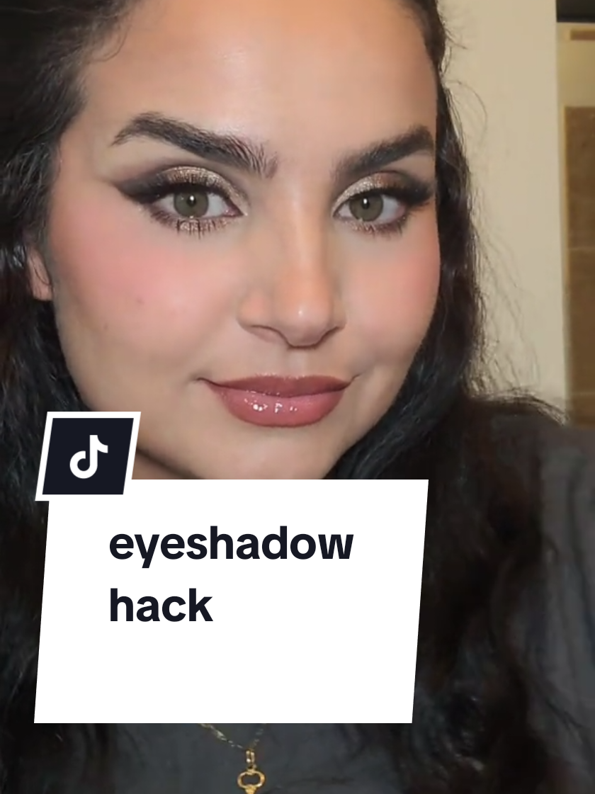 all you need is a spoon 🥄#eyeshadowhack ib:@RASHNA  #eyeshadowtutorial #eyeshadowhacksforbeginners #eyeshadow 