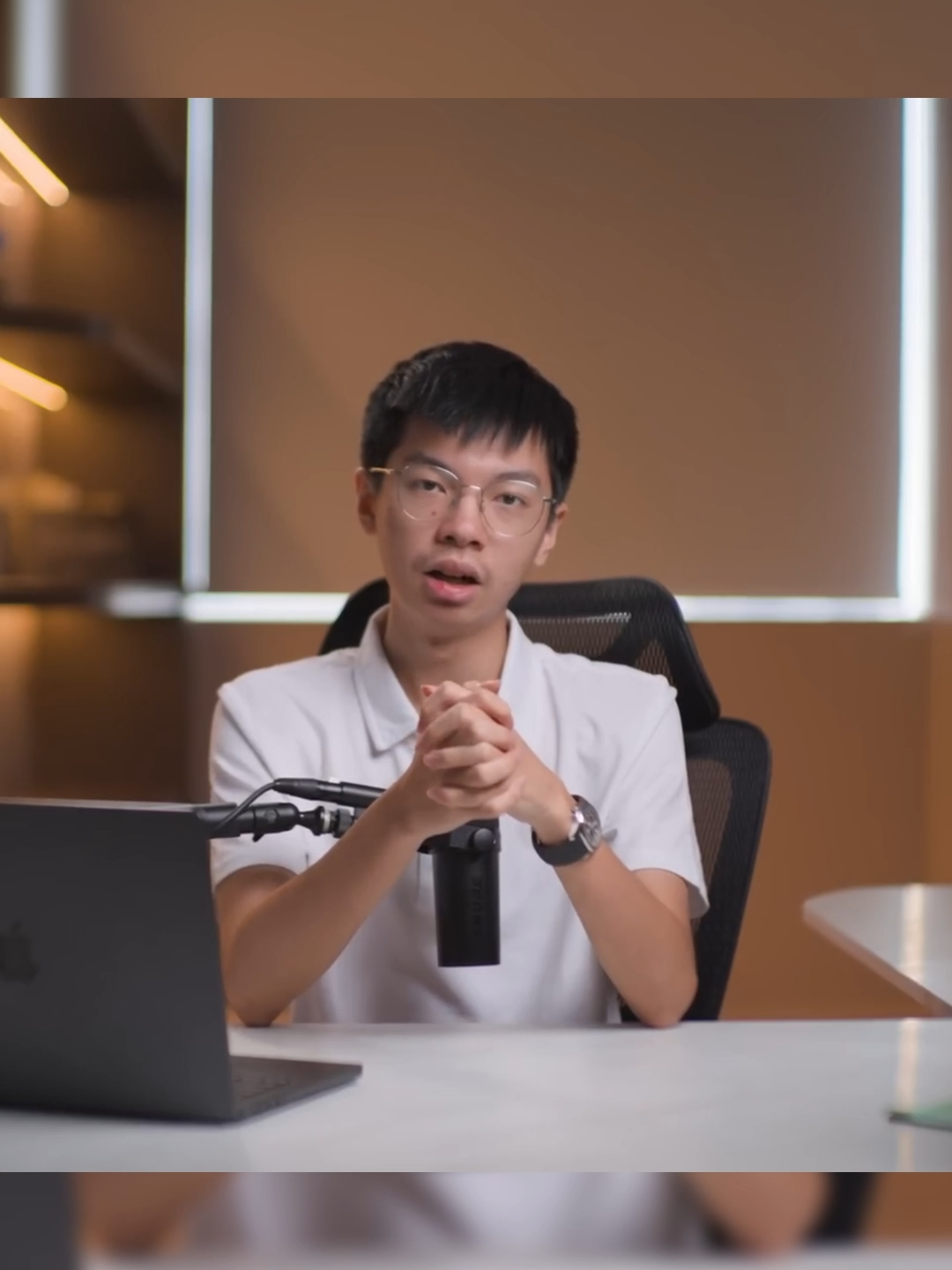 @suliantoindriaputra Full on Youtube: @suliantoindriaputra Banyak orang mikir mereka lagi negosiasi, padahal kenyataannya mereka cuma lagi melamar atau meminta. Aturan mainnya sederhana: kalau lu gak punya pilihan lain dan gak bisa walk away dari kesepakatan itu, lu gak punya negotiation power. #suliantoindriaputra #fypシ゚ #viral #masukberanda