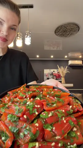 Закуска к мясу 🌶️ Ингредиенты: Болгарский перец 1 кг Укроп, петрушка  Чеснок 3 зубчика  Для маринада: Вода 1 л Соль 2 ст.л Сахар 4 ст.л Черный перец горошком 4 шт Растительное масло 3 ст.л Уксус 9% 5 ст.л #закуски #закуска #рецепты