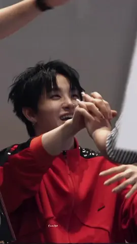 Talking with you always makes me happy. 🐶🥰 THANKS GEE…🤍 Withmuu fansign 260613 #JIHOON  #지훈  #treasuremaker #treasure #treasure_yg 