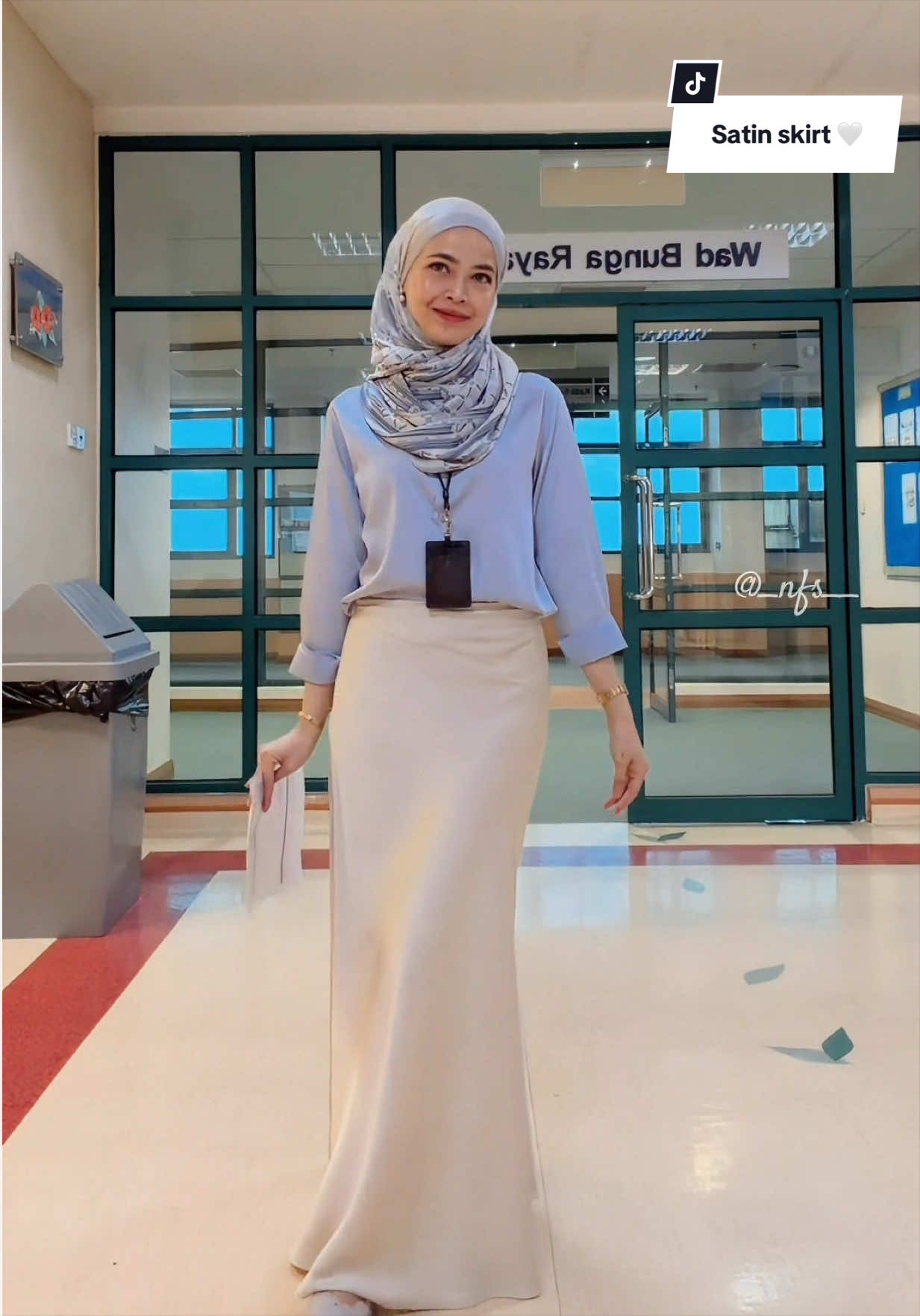Skirt i pakai Vanilla cream in size M 🩵 @Hi, Bonie #skirtsatin #satinskirt #skirtlabuh #skirtoutfits #outfitideas 