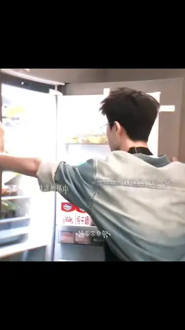 Mở tủ lạnh đúng cách là đây sao😂 #quanhieudong #lyquannhue李昀锐 #choimat #viral #xuhuongtiktok 