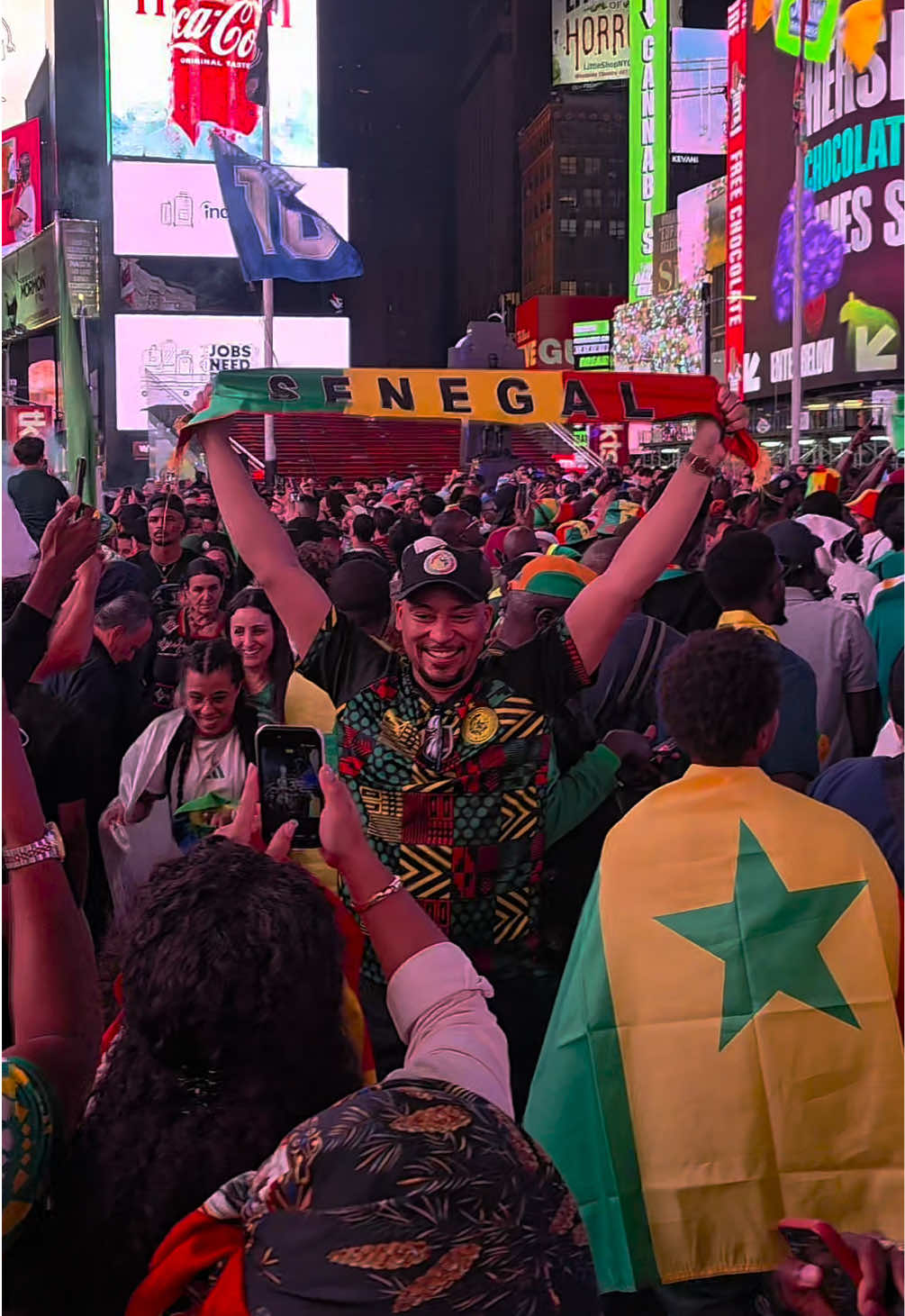 Senegalese people showing love to their team in the middle of Time square🇸🇳🇸🇳🇸🇳🦁🦁  @Pa Assane Senegal  #Taptapsend #Senegal #gainde #worldcup #football 