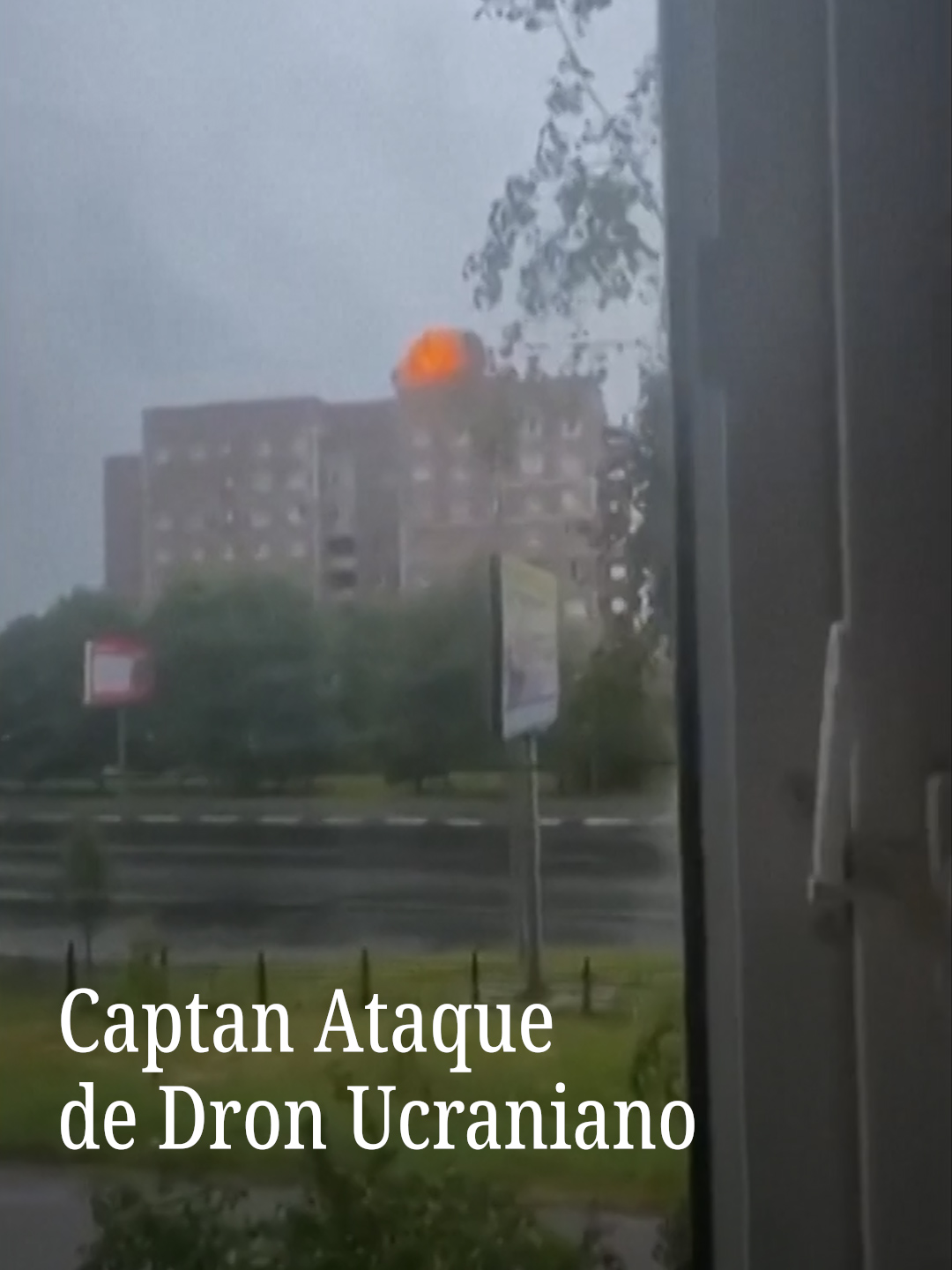 Un testigo captó en video el momento en que un dron explosivo impactó contra un edificio de departamentos cerca de Moscú, Rusia. El material fue compartido en Telegram por un político ruso local. Solo este martes, alrededor de 60 drones ucranianos han sido interceptados y derribados en Rusia. #Rusia #Ucrania #conflicto #drones #viralnmás